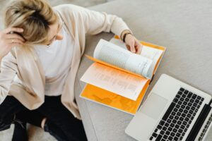 menggunakan analisis regresi